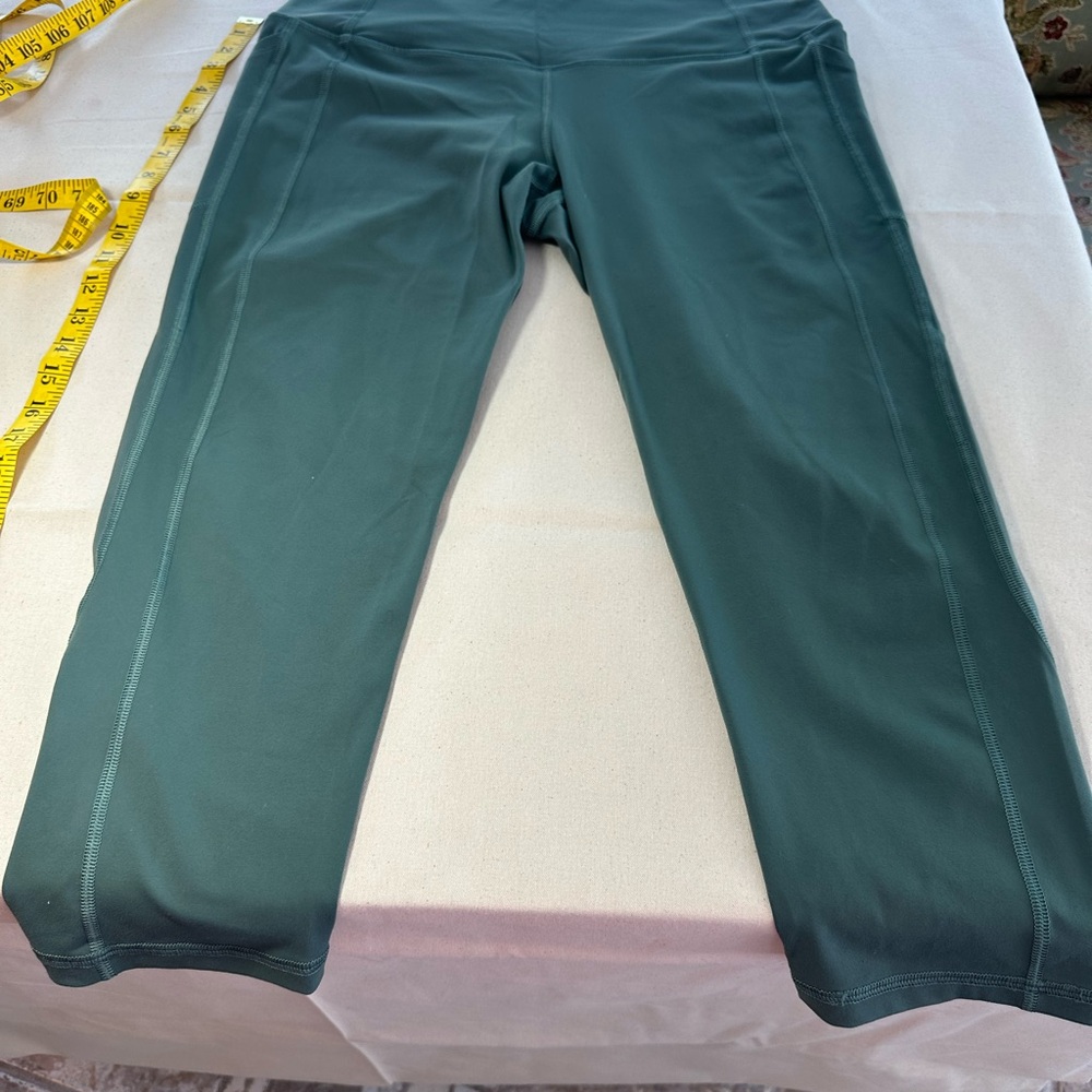Victoria's Secret Sport Capri Leggings set of 2 one black snd one green